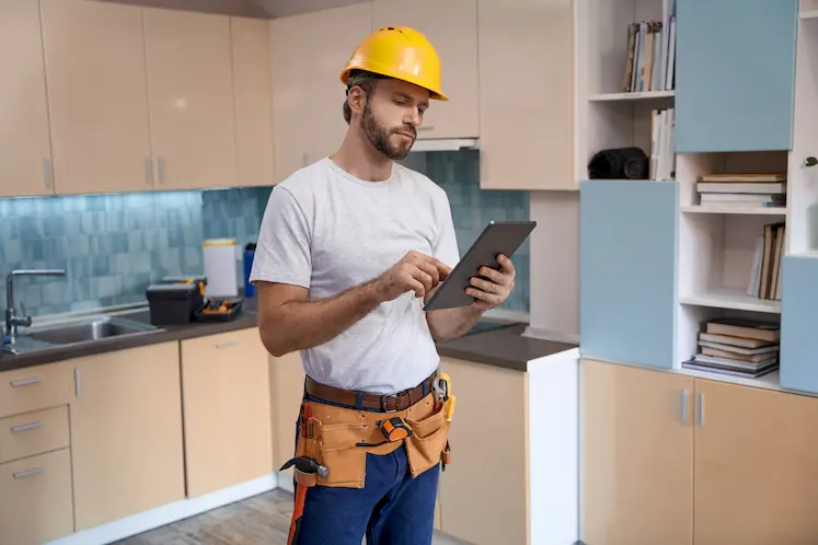 Emergency electrician working in the East Midlands